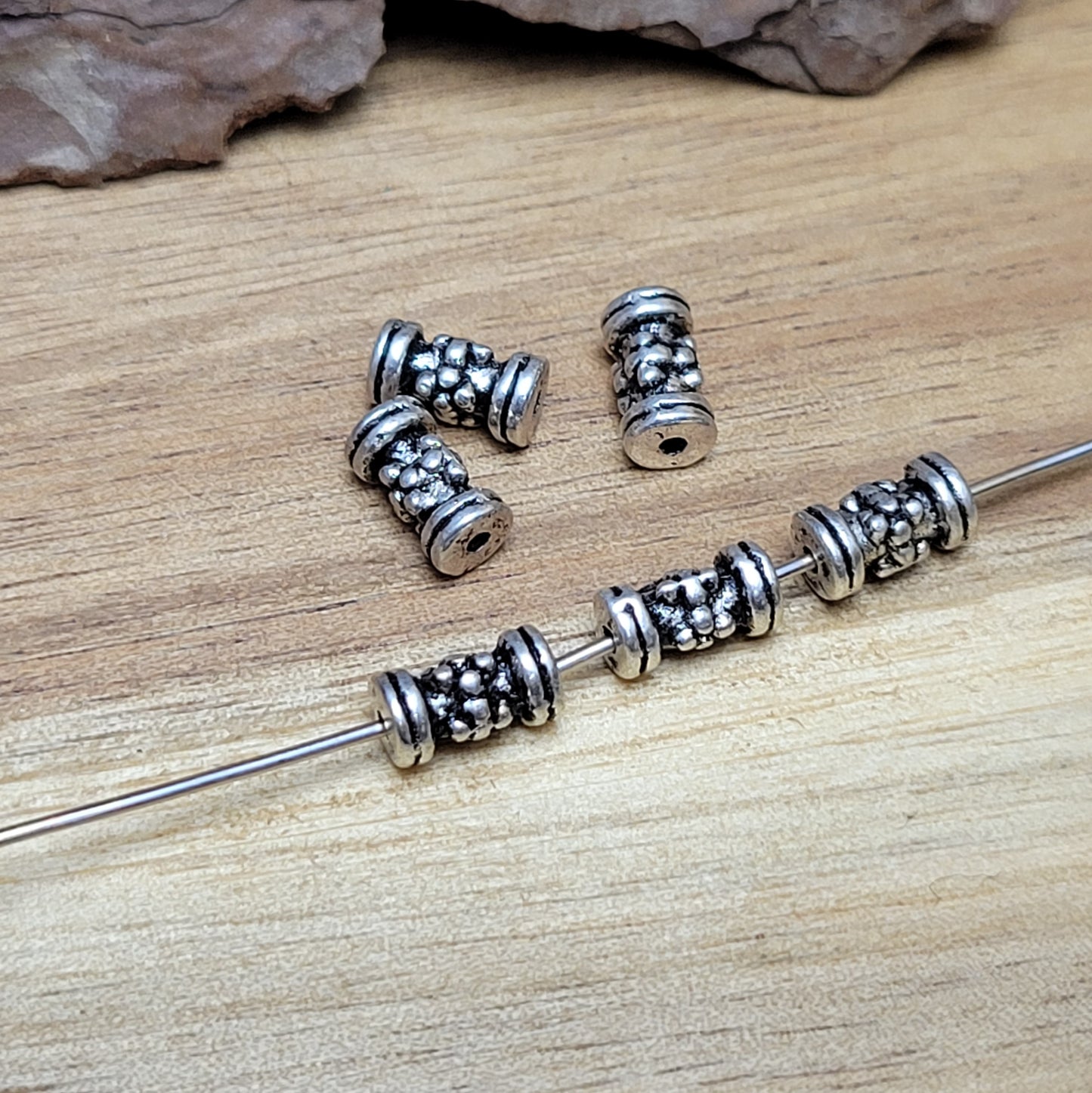 12 Ethno Metallperlen Tube, Walze, 7x3mm, antik silberfarbig
Setze eindrucksvolle Akzente in deinen Schmuckkreationen mit diesen 12 kleinen, walzenförmigen Metallperlen, die mit einem ansprechenden Ethno-Muster versehen sind.