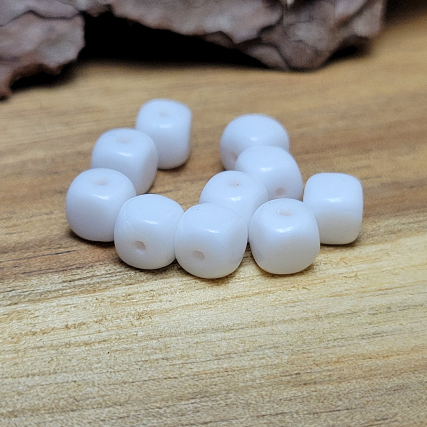10 Glasperlen in Würfelform, hergestellt in Gablonz (auch als Jablonec bekannt). Jede dieser Glasperlen misst 5 x 5mm und besticht durch ihr reines, strahlendes Weiß. Diese Glasperlen sind die ideale Wahl für Ihre Schmuckkreationen und können als stilvolle Akzente in verschiedensten Designs verwendet werden. Ob in Armbändern, Halsketten, Ohrringen oder anderen Schmuckstücken – sie verleihen Ihren Kreationen das gewisse Etwas.