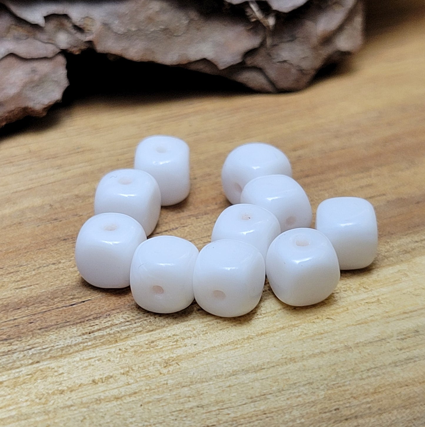10 Glasperlen in Würfelform, hergestellt in Gablonz (auch als Jablonec bekannt). Jede dieser Glasperlen misst 5 x 5mm und besticht durch ihr reines, strahlendes Weiß. Diese Glasperlen sind die ideale Wahl für Ihre Schmuckkreationen und können als stilvolle Akzente in verschiedensten Designs verwendet werden. Ob in Armbändern, Halsketten, Ohrringen oder anderen Schmuckstücken – sie verleihen Ihren Kreationen das gewisse Etwas.