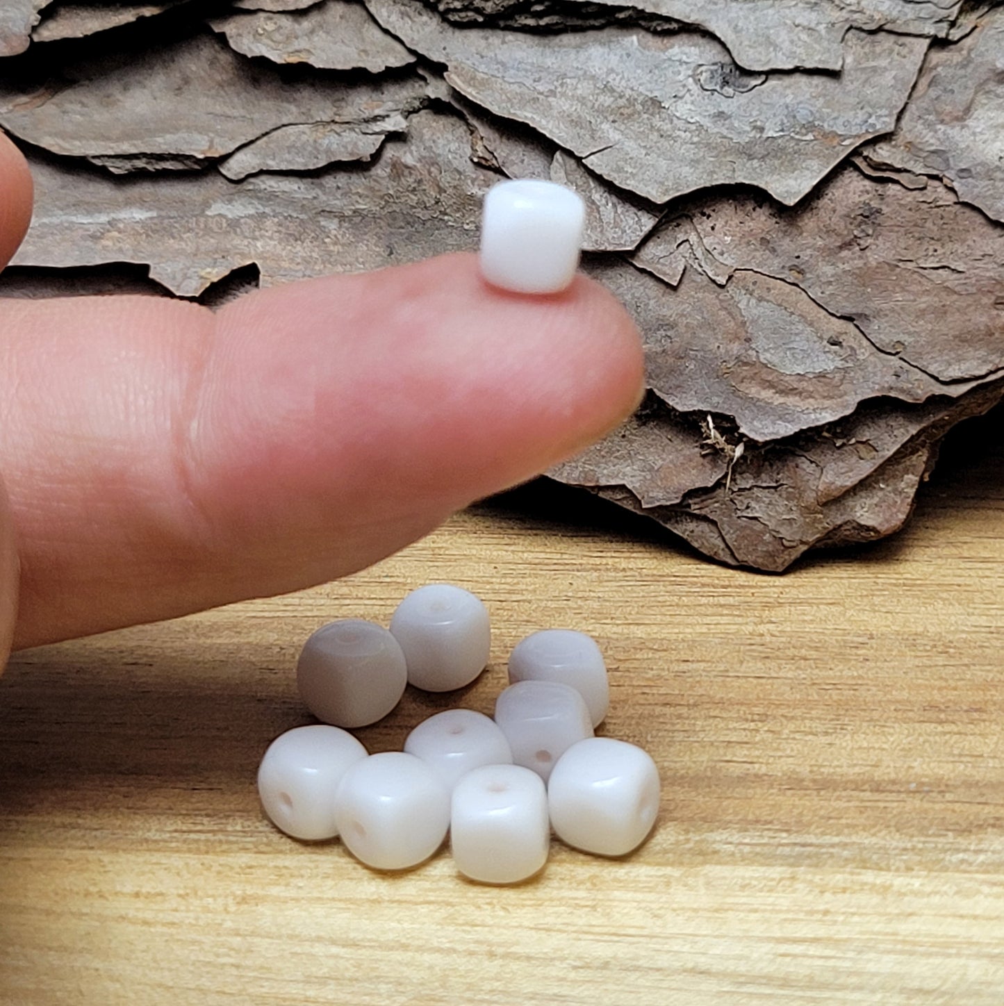 10 Glasperlen in Würfelform, hergestellt in Gablonz (auch als Jablonec bekannt). Jede dieser Glasperlen misst 5 x 5mm und besticht durch ihr reines, strahlendes Weiß. Diese Glasperlen sind die ideale Wahl für Ihre Schmuckkreationen und können als stilvolle Akzente in verschiedensten Designs verwendet werden. Ob in Armbändern, Halsketten, Ohrringen oder anderen Schmuckstücken – sie verleihen Ihren Kreationen das gewisse Etwas.