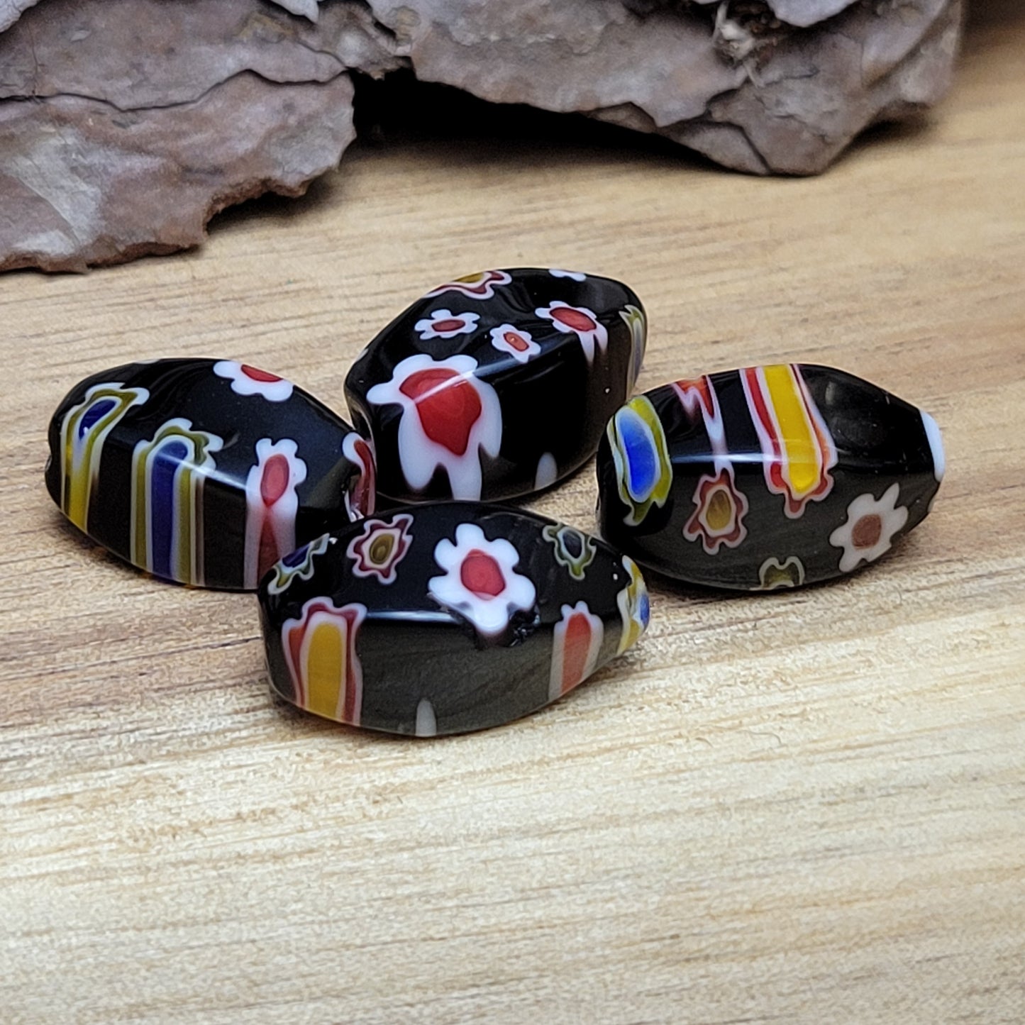 4 wunderschöne Millefiori Glasperlen in charmanter Nuggetform. Diese faszinierenden schwarzen Perlen sind perfekt für die Schaffung einzigartiger und individueller Schmuckstücke. Sie eignen sich hervorragend für die Gestaltung von Ketten, Armbändern und Ohrringen.