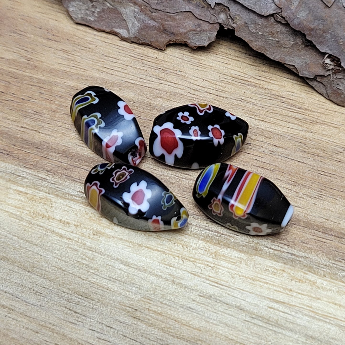 4 wunderschöne Millefiori Glasperlen in charmanter Nuggetform. Diese faszinierenden schwarzen Perlen sind perfekt für die Schaffung einzigartiger und individueller Schmuckstücke. Sie eignen sich hervorragend für die Gestaltung von Ketten, Armbändern und Ohrringen.