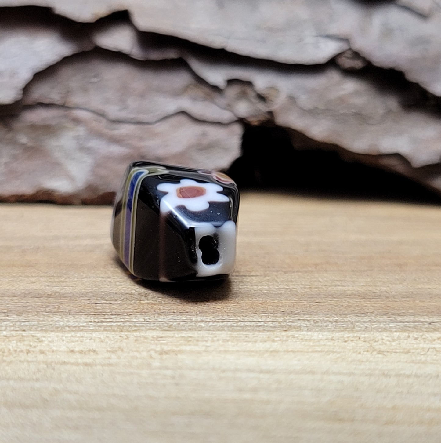 4 wunderschöne Millefiori Glasperlen in charmanter Nuggetform. Diese faszinierenden schwarzen Perlen sind perfekt für die Schaffung einzigartiger und individueller Schmuckstücke. Sie eignen sich hervorragend für die Gestaltung von Ketten, Armbändern und Ohrringen.