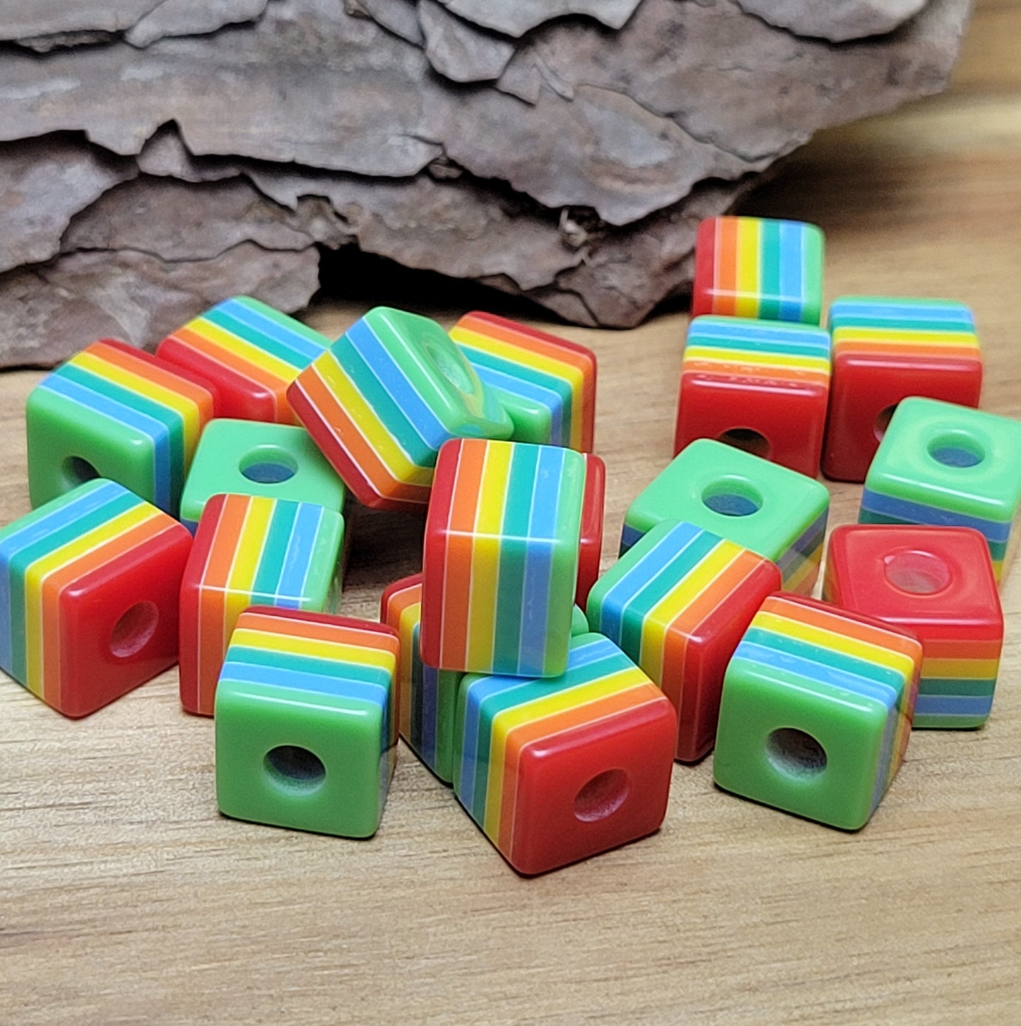 20 regenbogenfarbigen Würfelperlen aus Resin. Diese vielseitigen Perlen sind eine Bereicherung für Ihre kreativen Projekte. Die Verwendungsmöglichkeiten sind schier endlos: Nutzen Sie diese Perlen für die Schmuckherstellung, z.B. bei der Gestaltung von Makramee-Armbändern oder Ketten. Schaffen Sie einzigartige Dekorationsartikel oder lassen Sie Ihrer Fantasie bei anderen Bastelprojekten freien Lauf.