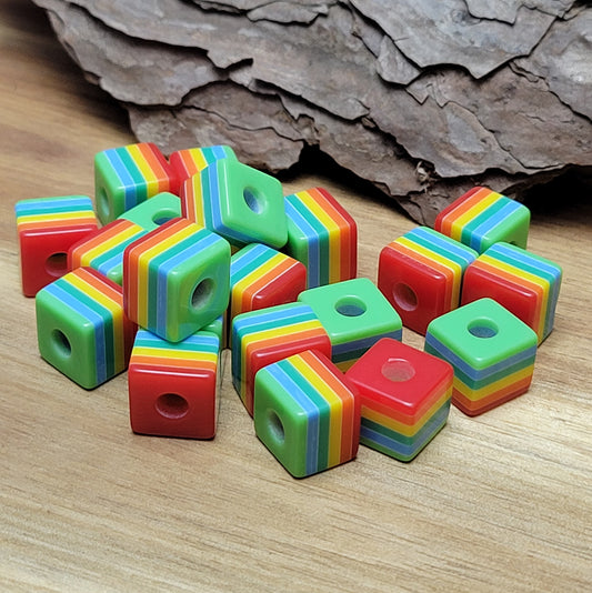 20 regenbogenfarbigen Würfelperlen aus Resin. Diese vielseitigen Perlen sind eine Bereicherung für Ihre kreativen Projekte. Die Verwendungsmöglichkeiten sind schier endlos: Nutzen Sie diese Perlen für die Schmuckherstellung, z.B. bei der Gestaltung von Makramee-Armbändern oder Ketten. Schaffen Sie einzigartige Dekorationsartikel oder lassen Sie Ihrer Fantasie bei anderen Bastelprojekten freien Lauf.