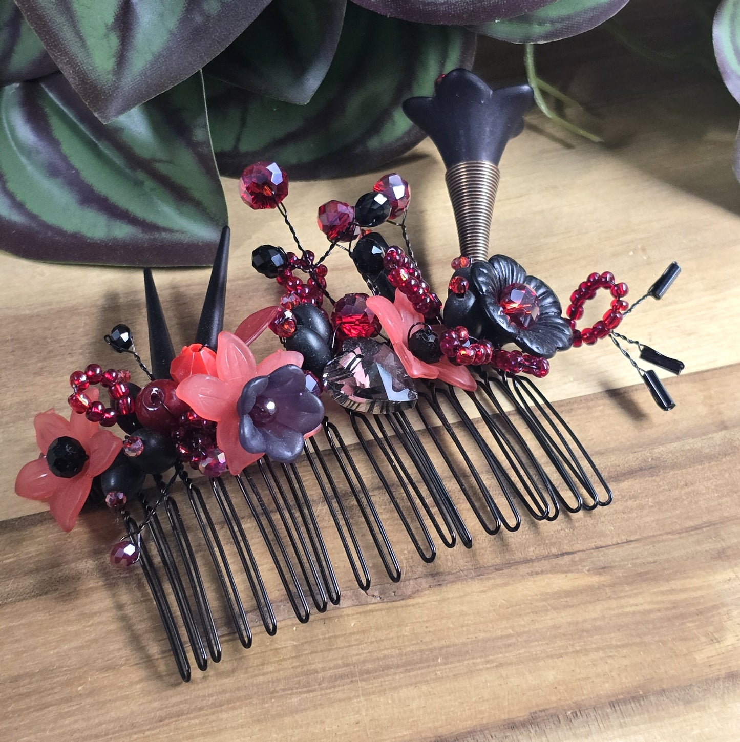 Haarkamm, Gothic Brautschmuck, Schwarz & Rot, Blumen, Blüten und Kristallglas