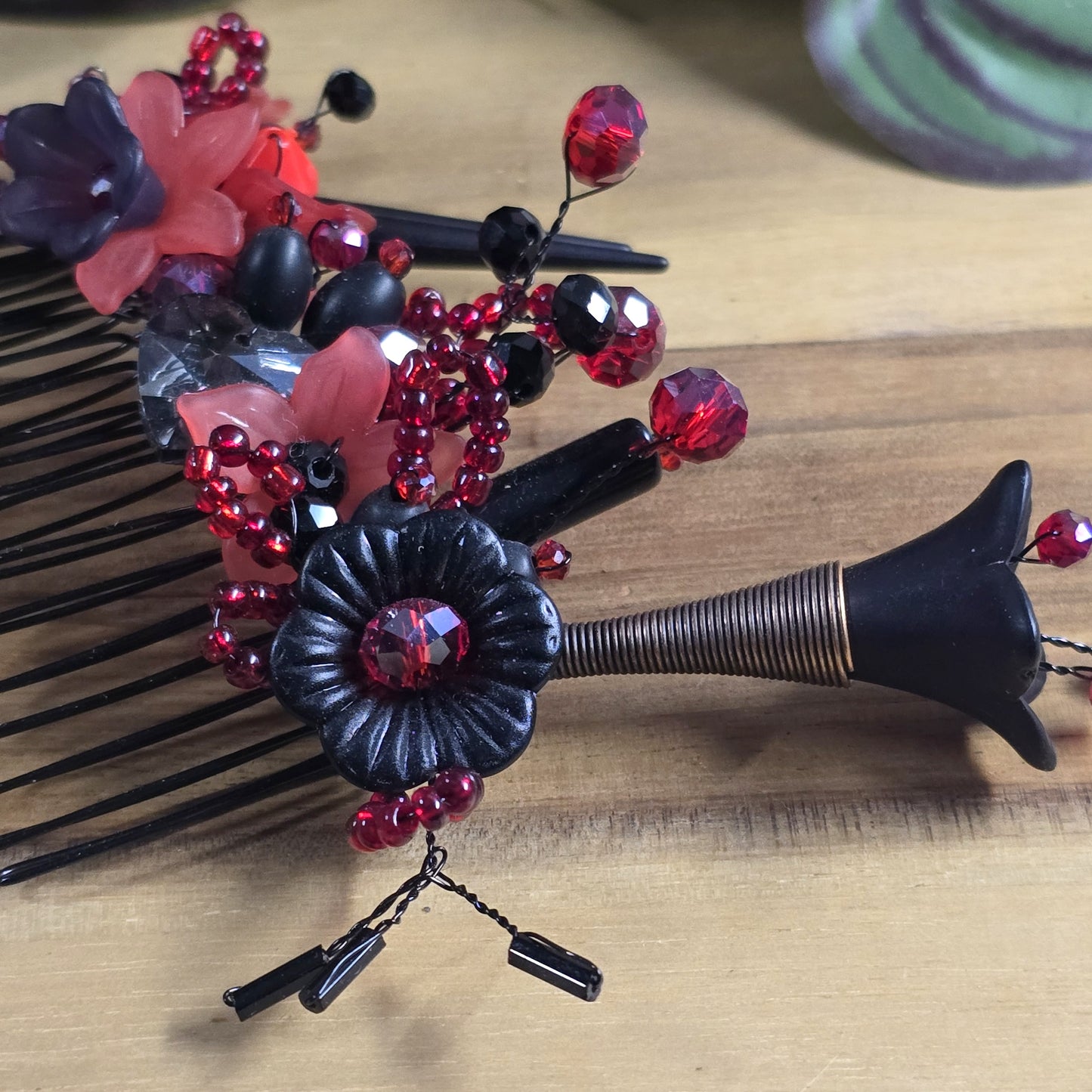 Haarkamm, Gothic Brautschmuck, Schwarz & Rot, Blumen, Blüten und Kristallglas