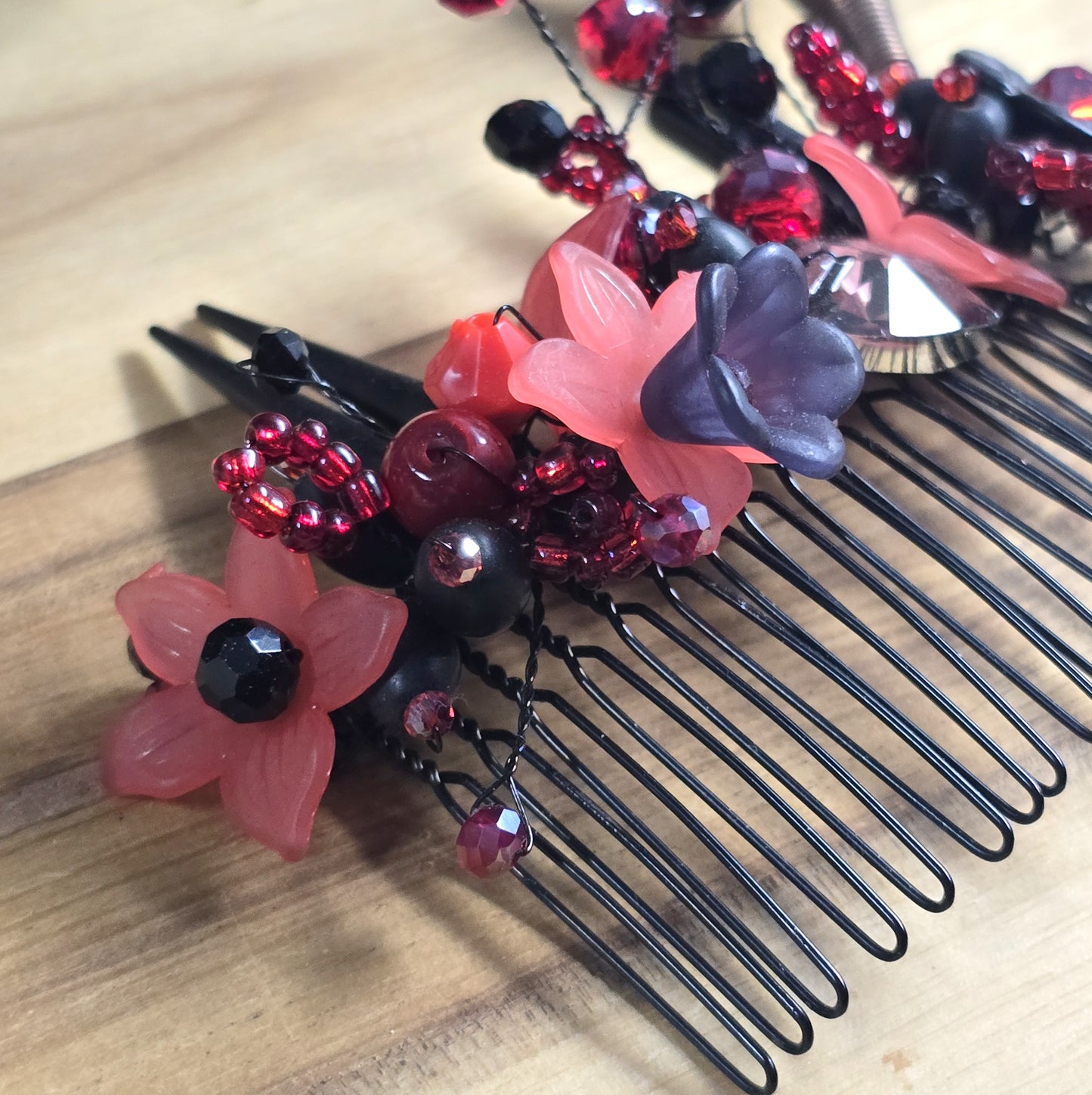 Haarkamm, Gothic Brautschmuck, Schwarz & Rot, Blumen, Blüten und Kristallglas