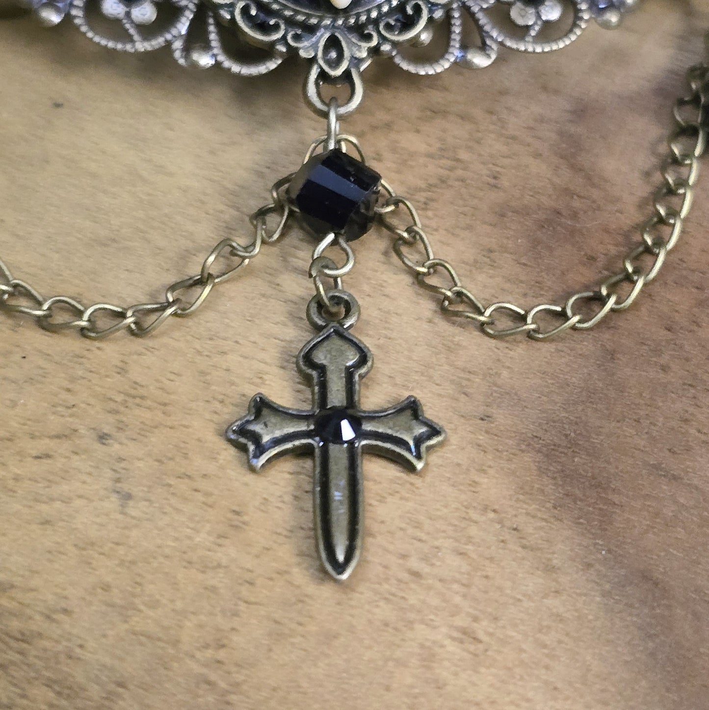 Gothic Stil Haarspange mit Krähenschädel, Straß, Bronzefarbig, schwarz