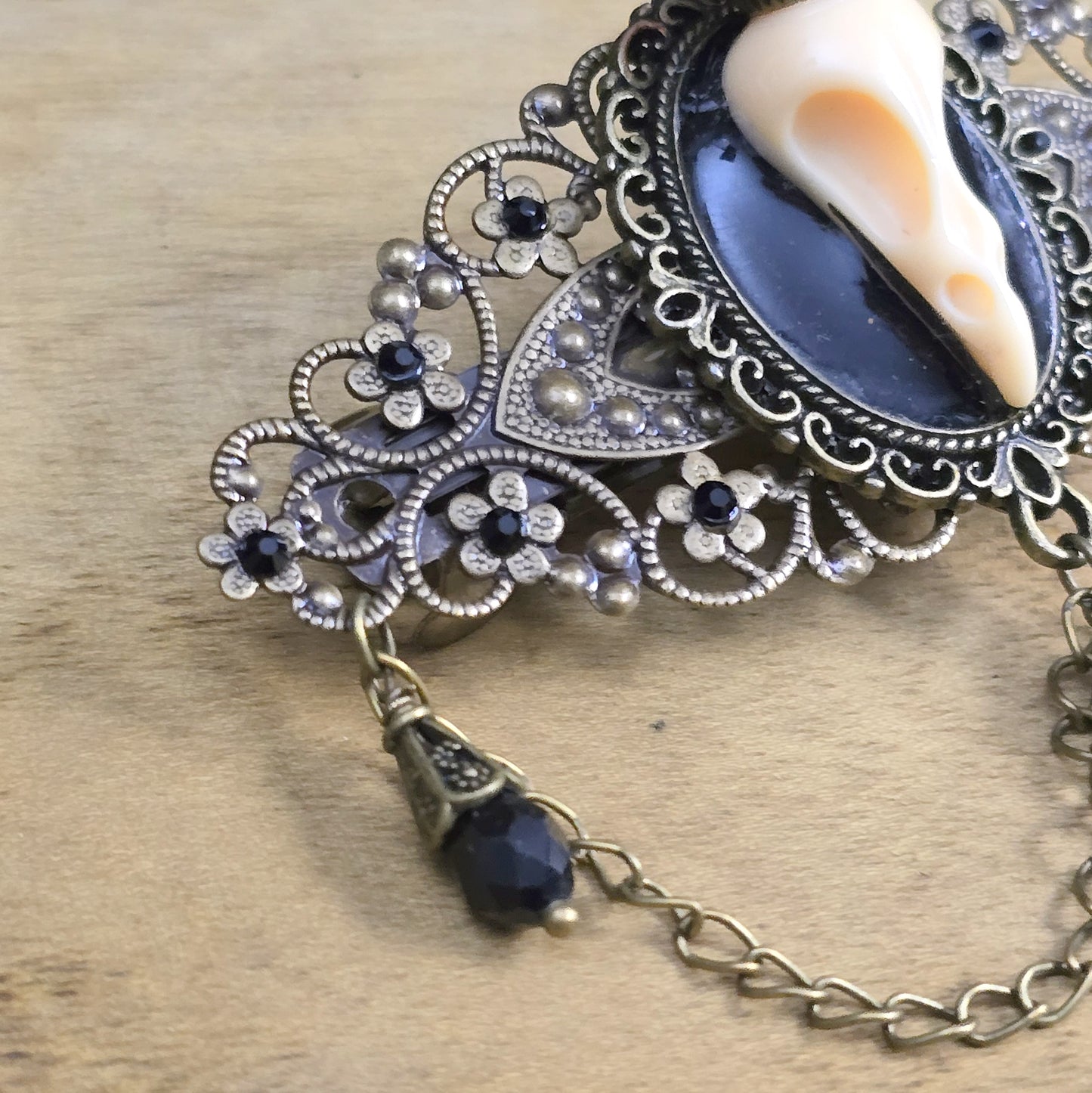 Gothic Stil Haarspange mit Krähenschädel, Straß, Bronzefarbig, schwarz