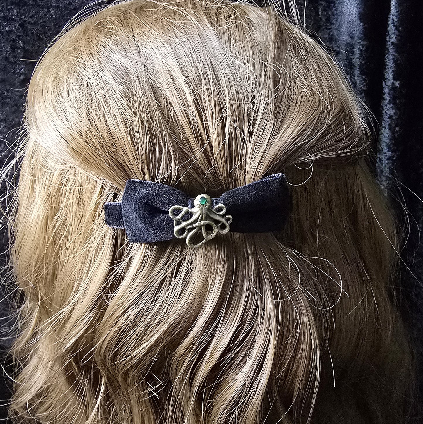 Haarspange mit Samtschleife und kleinem Oktopus