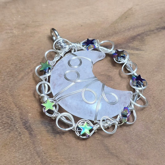 Anhänger Mond aus Quarz mit Sternen, gewickelt mit Draht