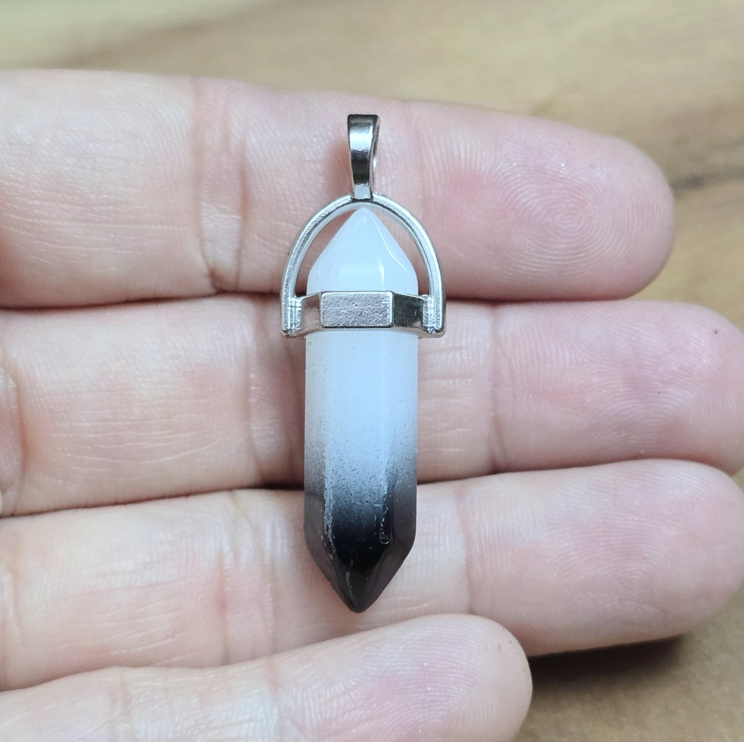 Anhänger Säulenpendel, opakes, milchig weißes Glas mit silberfarbiger Öse und schwarzer Spitze