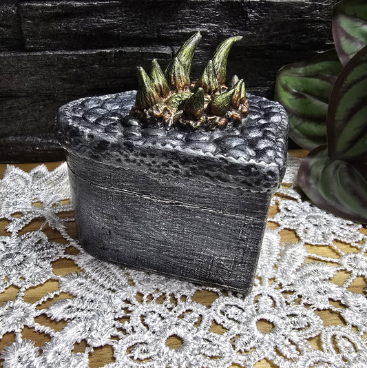 Das Bild zeigt eine mystische Drachen Schmuckschatulle, Ladebox aus Holz, für Fantasy Fairycore
Diese mystische Drachen-Schmuckschatulle in Herzform ist ein wahres Meisterwerk der Magie und Fantasie.