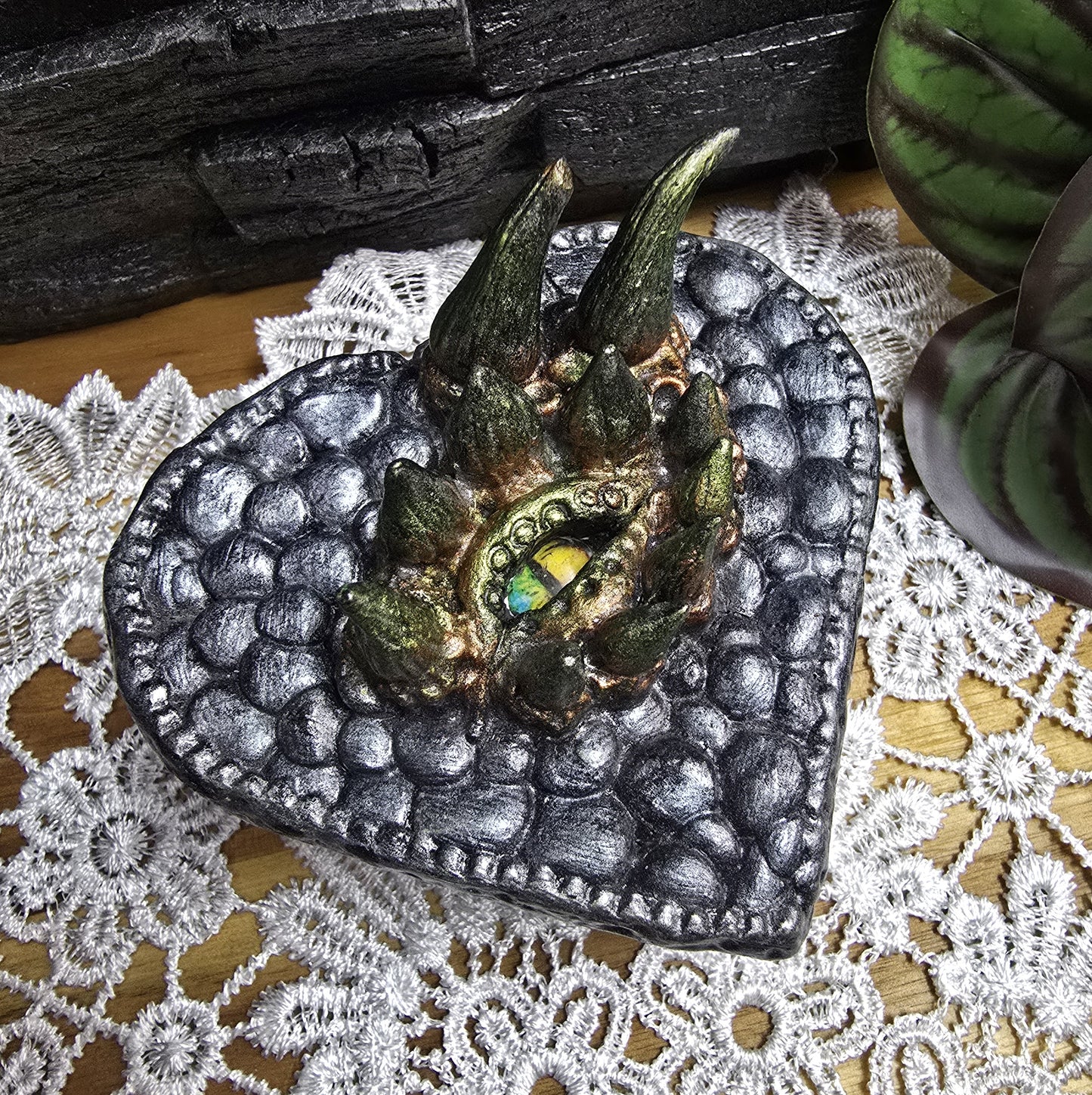 Das Bild zeigt eine mystische Drachen Schmuckschatulle, Ladebox aus Holz, für Fantasy Fairycore
Diese mystische Drachen-Schmuckschatulle in Herzform ist ein wahres Meisterwerk der Magie und Fantasie.