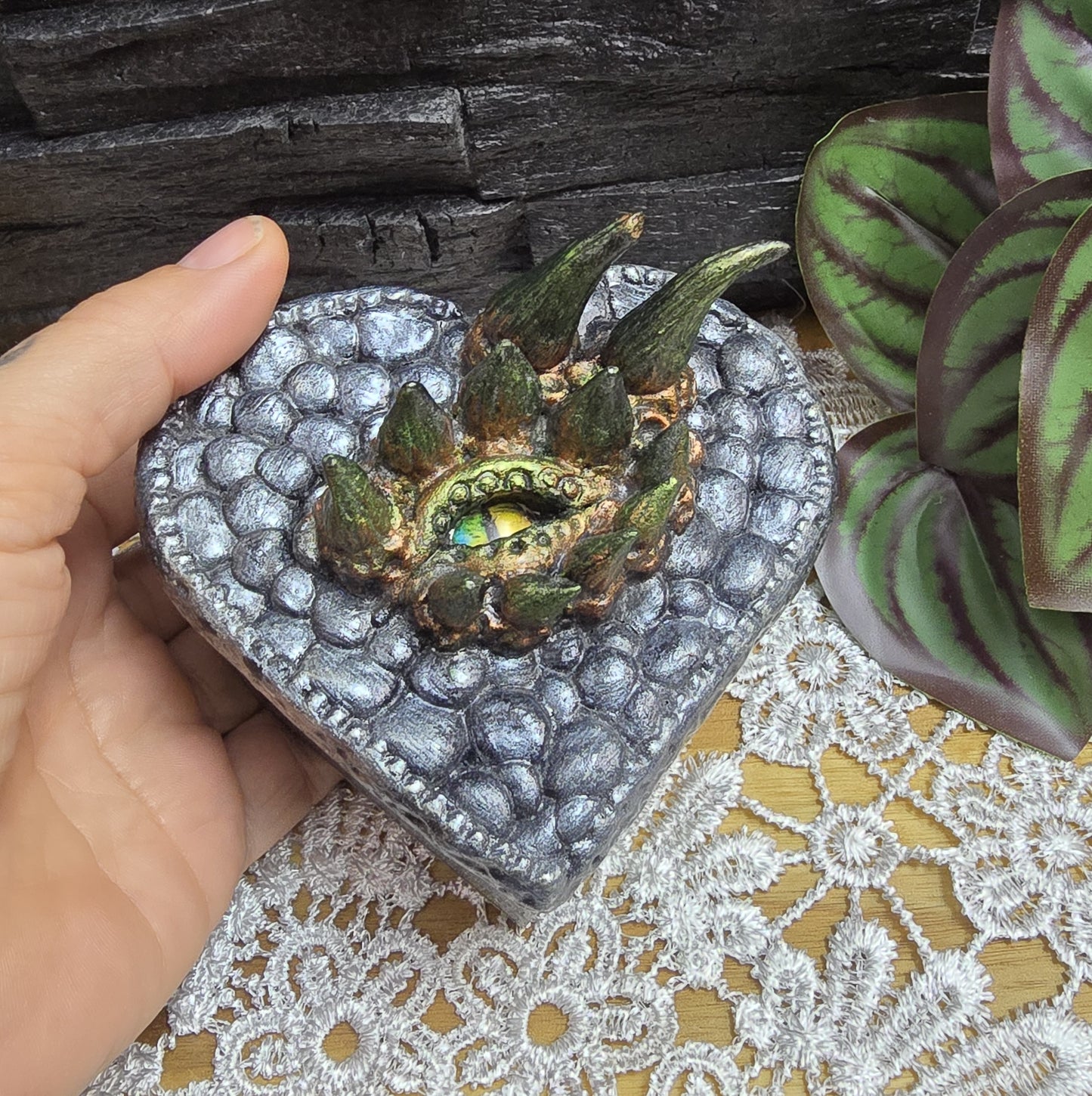 Das Bild zeigt eine mystische Drachen Schmuckschatulle, Ladebox aus Holz, für Fantasy Fairycore
Diese mystische Drachen-Schmuckschatulle in Herzform ist ein wahres Meisterwerk der Magie und Fantasie.