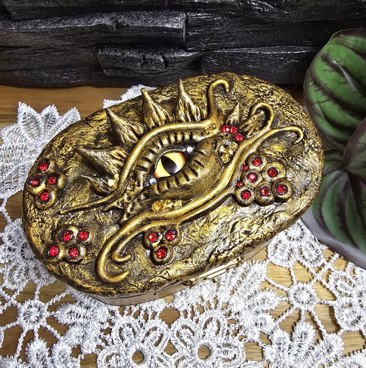 Mystische Schatulle mit Drachenauge, mit Antikfinish in warmen Bronzetönen mit roten Strasssteinen