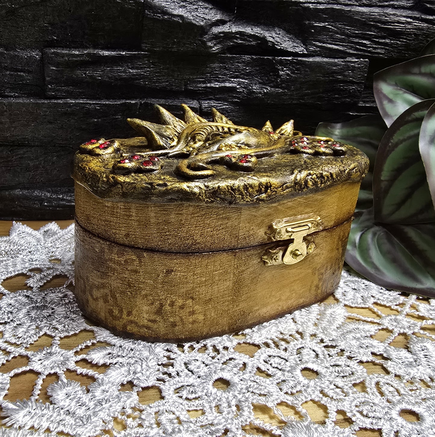 Mystische Schatulle mit Drachenauge, mit Antikfinish in warmen Bronzetönen mit roten Strasssteinen
