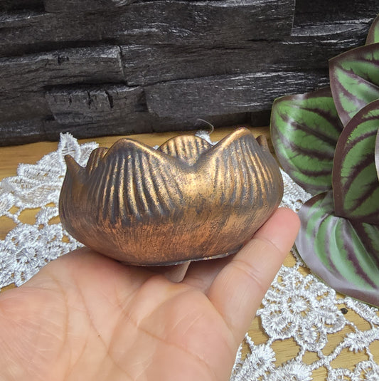 Teelichthalter Lotusblüte aus schwarzem Keraquick, mit einem Finish aus warmem Gold