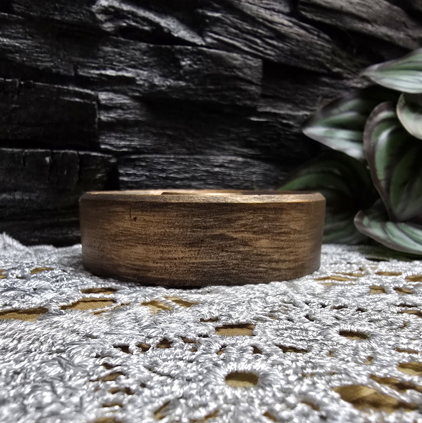 Runder Kerzenhalter, schlicht, aus schwarzer keramischer Gießmasse, mit Bronzefinish
