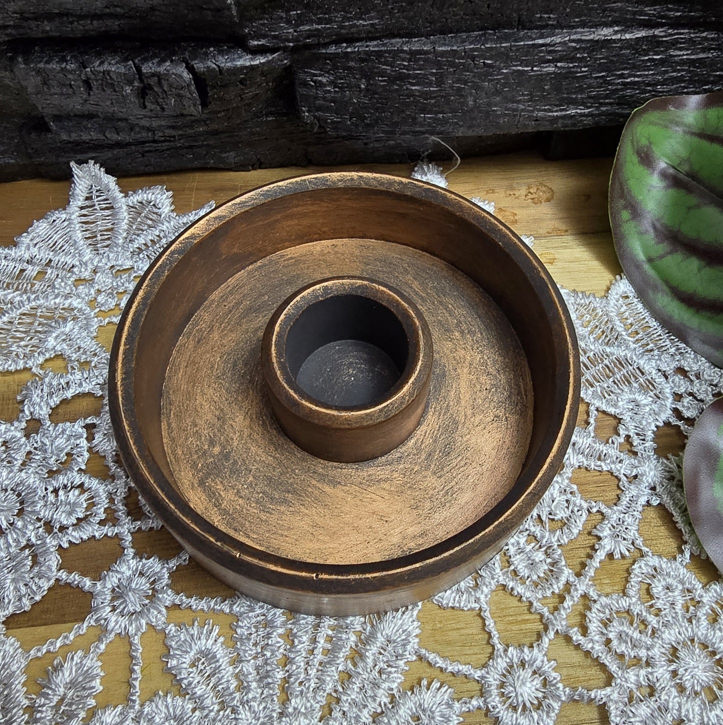 Runder Kerzenhalter, schlicht, aus schwarzer keramischer Gießmasse, mit Bronzefinish