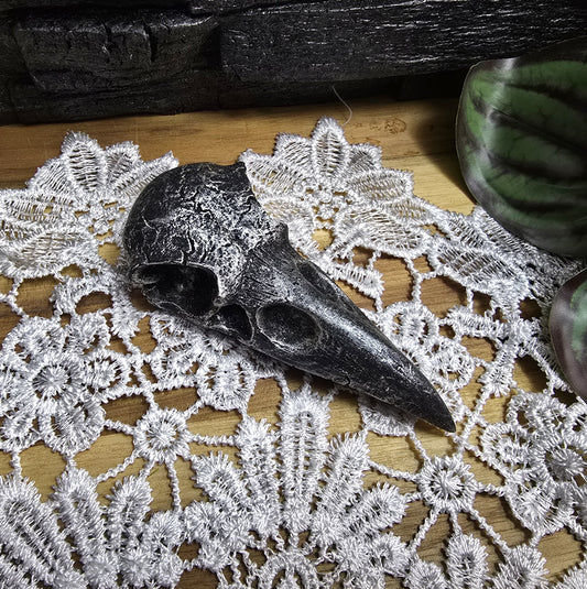 Das Bild zeigt einen Krähenschädel Dekofigur schwarz/silber, 10 cm, aus Kunststein, Hexenaltar, Altarschmuck, gotisches Wohndekor, Rabenschädel
Dieser mystische Krähenschädel aus Kunststein ist ein faszinierendes Schmuckstück für jedes gotische Wohndekor und ein kraftvolles Element für Ihren Hexenaltar.