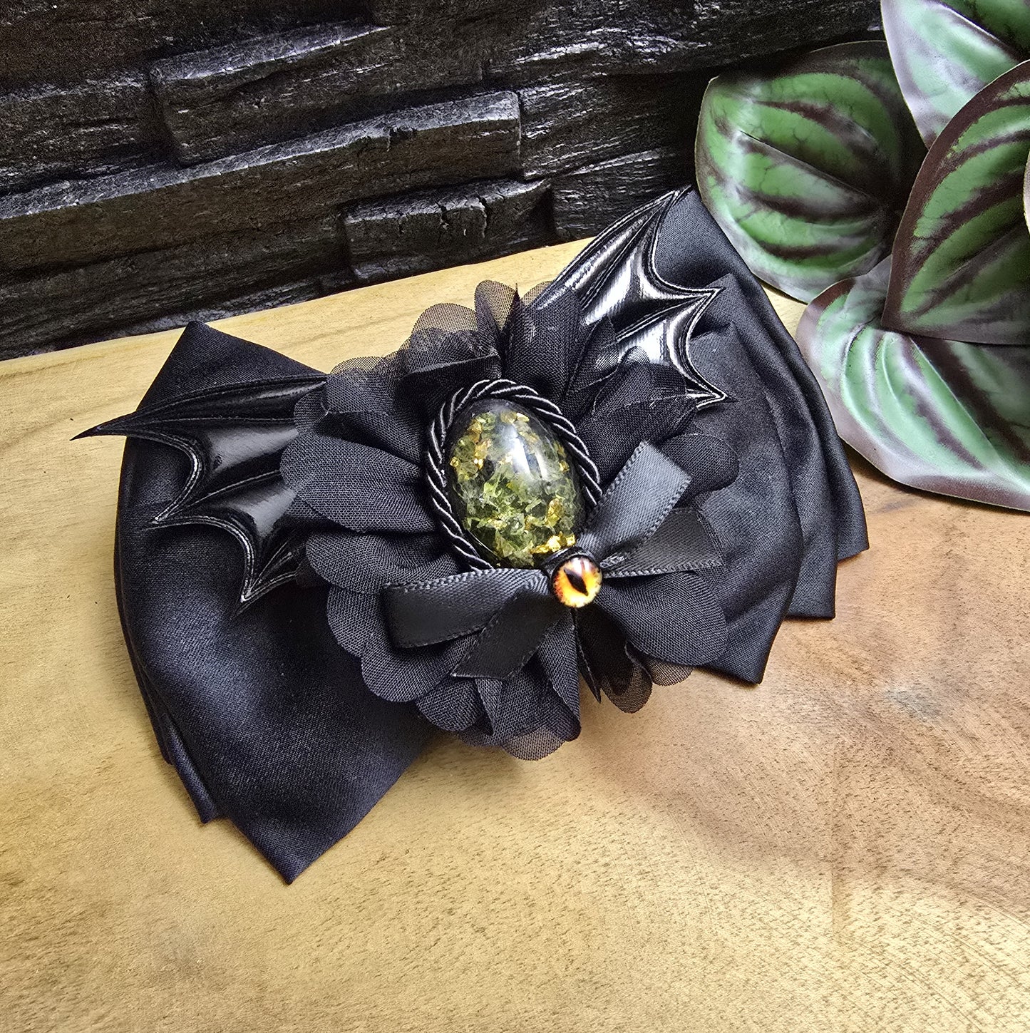 Mystische französische Haarspange, schwarze Schleife mit handgefertigtem Cabochon & mystischem Drachenauge