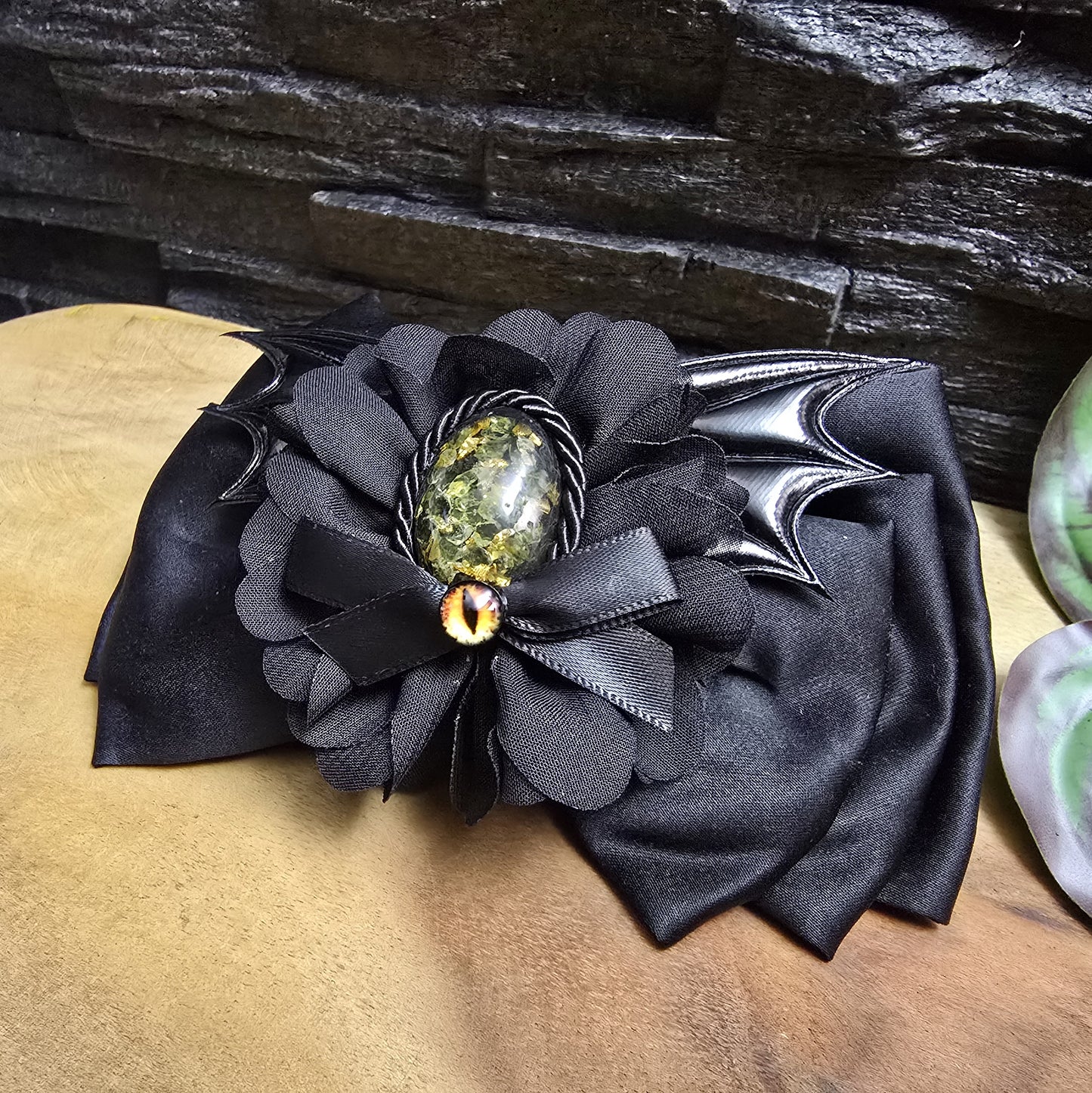 Mystische französische Haarspange, schwarze Schleife mit handgefertigtem Cabochon & mystischem Drachenauge
