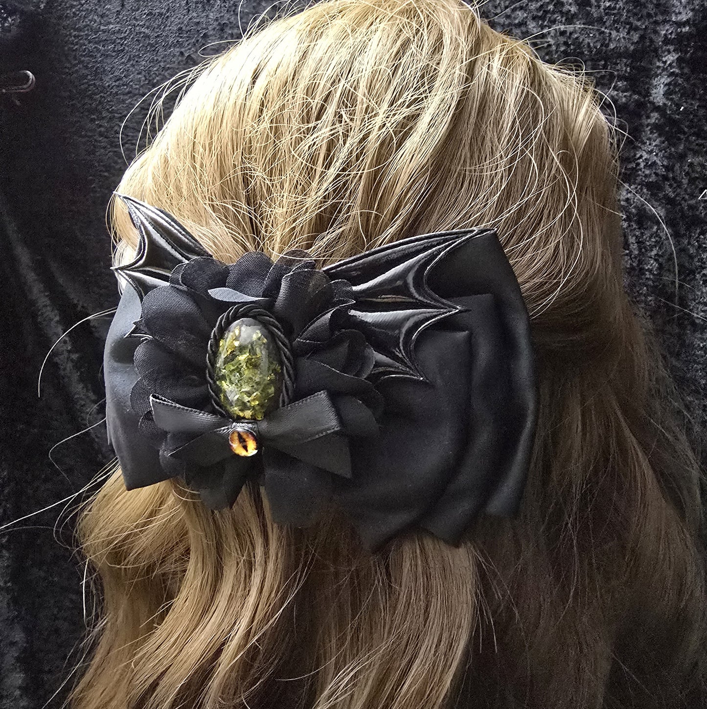 Mystische französische Haarspange, schwarze Schleife mit handgefertigtem Cabochon & mystischem Drachenauge