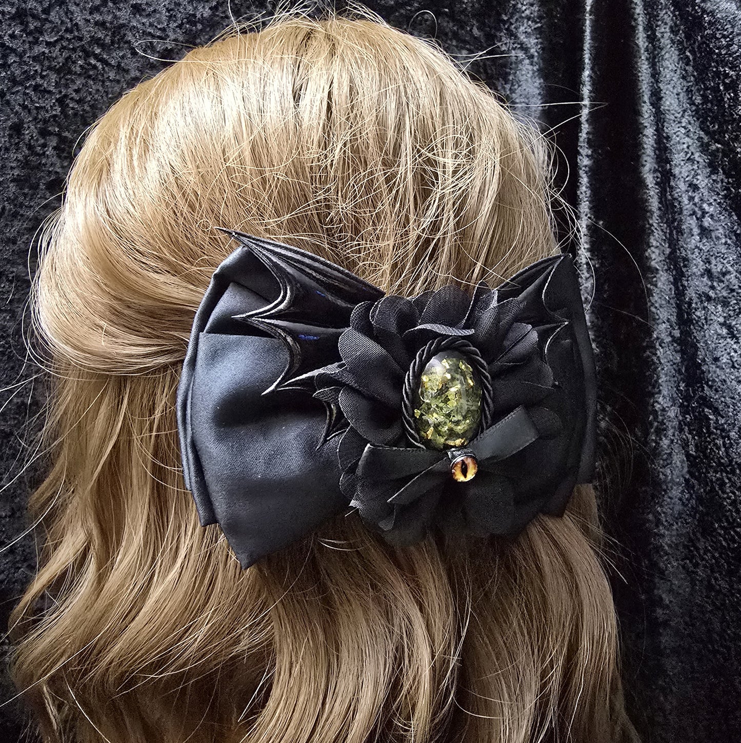 Mystische französische Haarspange, schwarze Schleife mit handgefertigtem Cabochon & mystischem Drachenauge