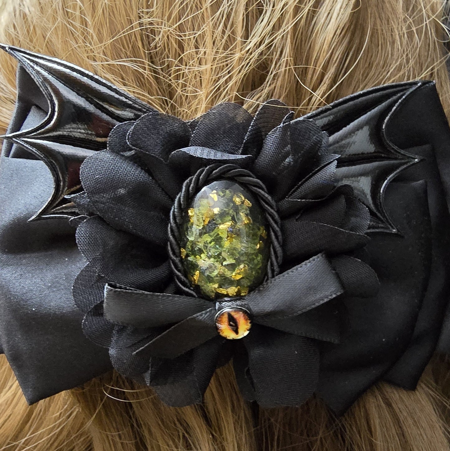 Mystische französische Haarspange, schwarze Schleife mit handgefertigtem Cabochon & mystischem Drachenauge