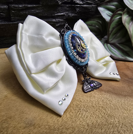 Das Bild zeigt Einzigartige Steampunk Haarspange mit weißer Schleife und handgefertigem Zierteil
Hier trifft sich eine außergewöhnlichen Mischung aus eleganter Romantik und industriellem Flair.