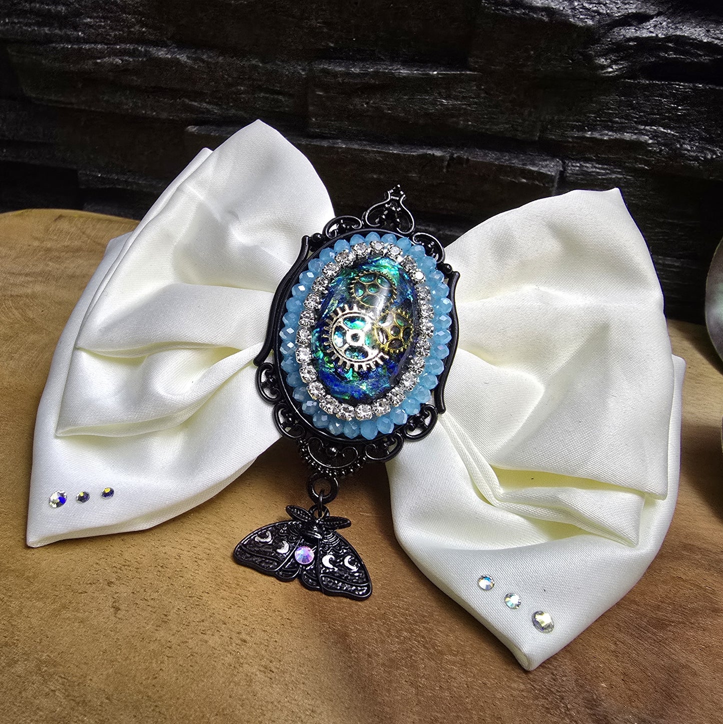 Das Bild zeigt Einzigartige Steampunk Haarspange mit weißer Schleife und handgefertigem Zierteil
Hier trifft sich eine außergewöhnlichen Mischung aus eleganter Romantik und industriellem Flair.