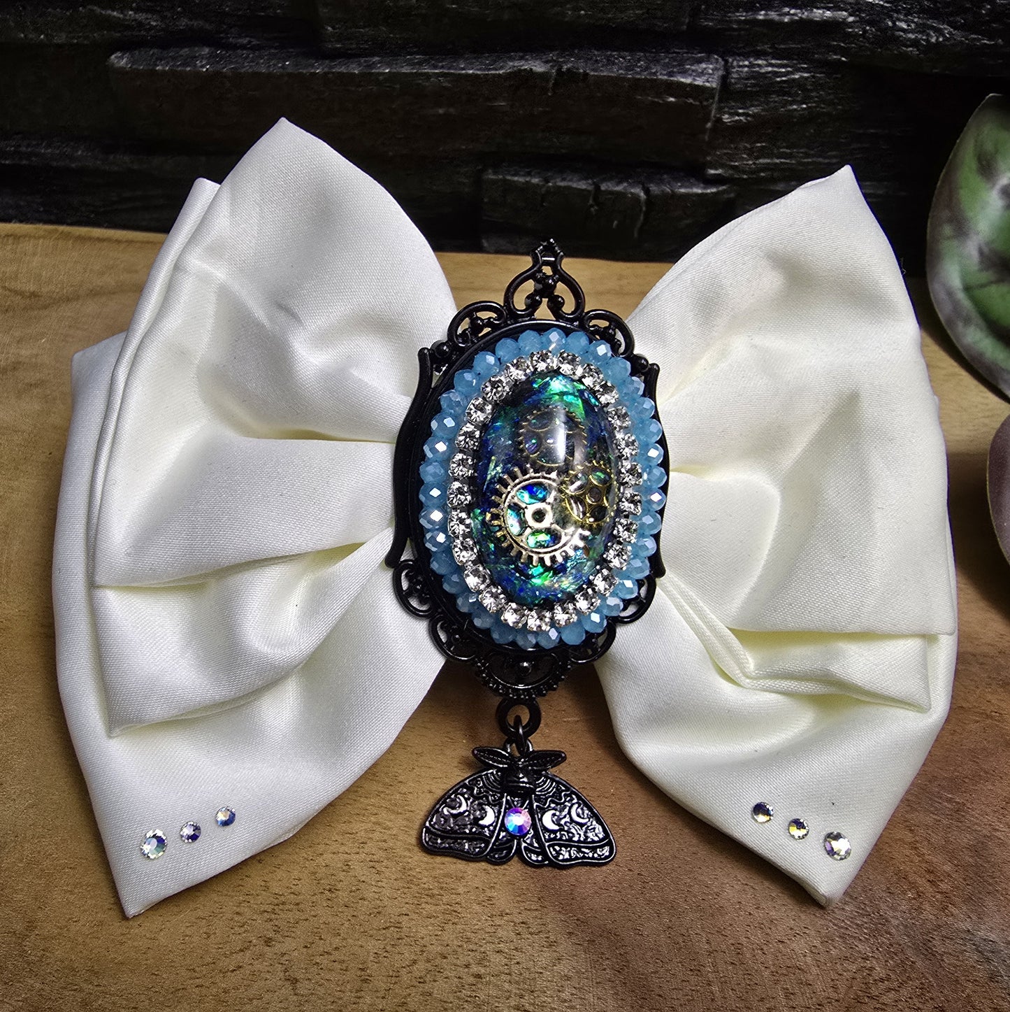Das Bild zeigt Einzigartige Steampunk Haarspange mit weißer Schleife und handgefertigem Zierteil
Hier trifft sich eine außergewöhnlichen Mischung aus eleganter Romantik und industriellem Flair.