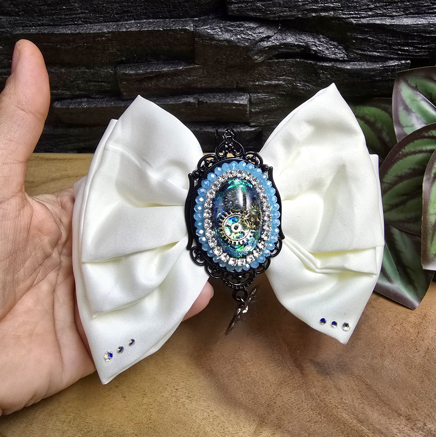 Das Bild zeigt Einzigartige Steampunk Haarspange mit weißer Schleife und handgefertigem Zierteil
Hier trifft sich eine außergewöhnlichen Mischung aus eleganter Romantik und industriellem Flair.