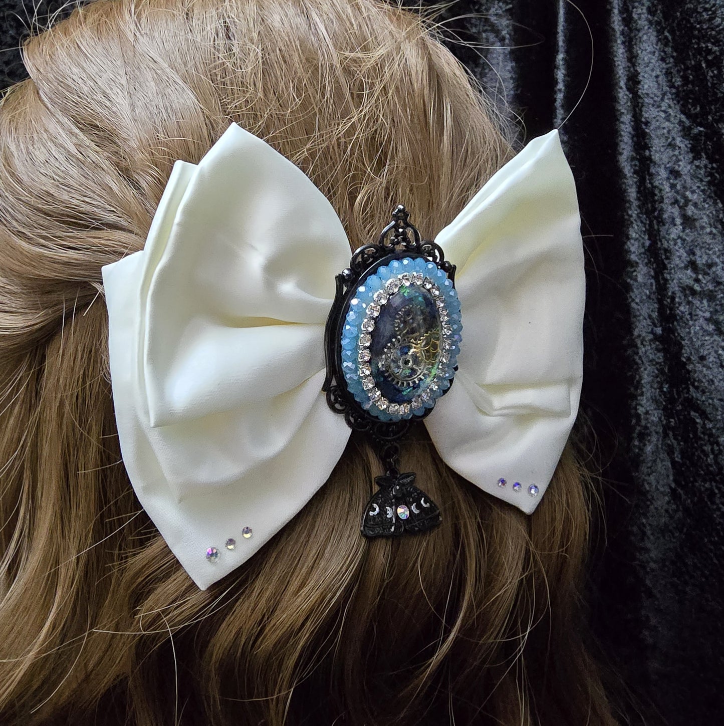 Das Bild zeigt Einzigartige Steampunk Haarspange mit weißer Schleife und handgefertigem Zierteil
Hier trifft sich eine außergewöhnlichen Mischung aus eleganter Romantik und industriellem Flair.