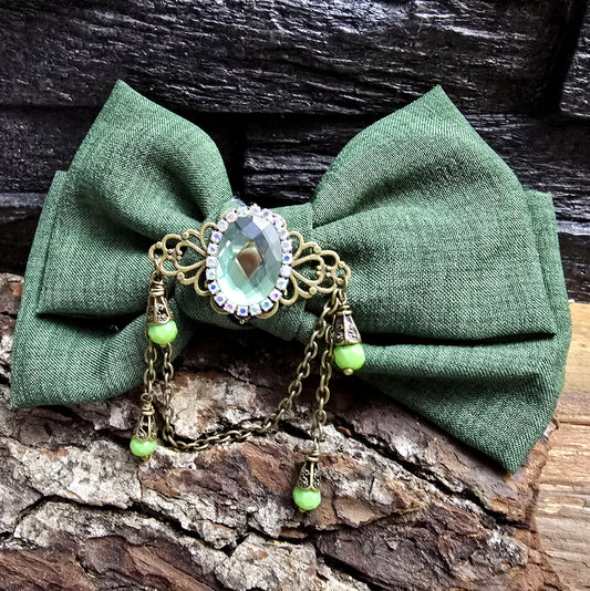 Haarspange Stoffschleife dunkelgrün mit Kettchen und Glasstein