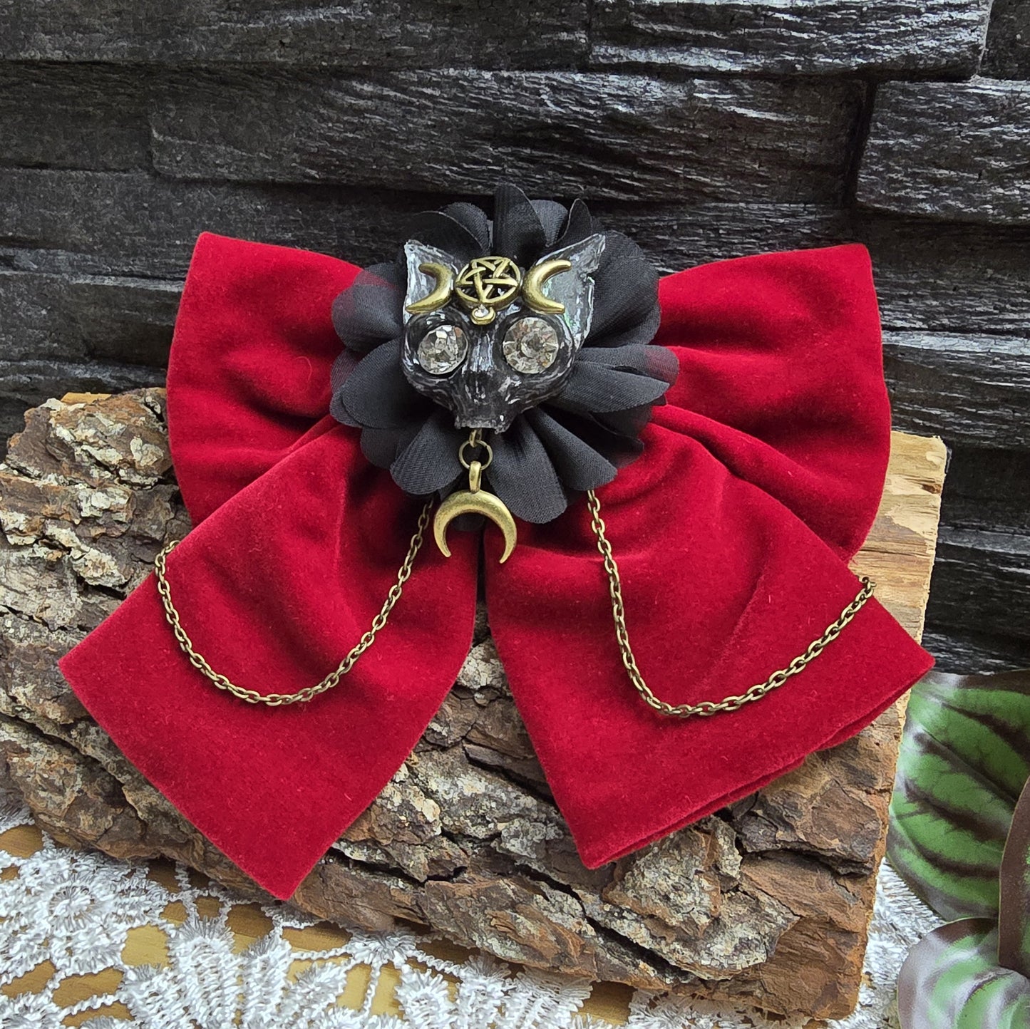 Das Bild zeigt eine aufregende Gothic Haarspange Fledermaus Triple Moon, dunkelroter Samt & Kettchen
Mystik und Eleganz: Haarspange Fledermaus Triple Moon 🌙🦇
Diese außergewöhnliche Haarspange vereint die Magie des Nachthimmels mit der geheimnisvollen Symbolik der Triple Moon und der Eleganz einer Fledermaus.