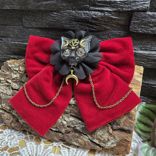 Das Bild zeigt eine aufregende Gothic Haarspange Fledermaus Triple Moon, dunkelroter Samt & Kettchen
Mystik und Eleganz: Haarspange Fledermaus Triple Moon 🌙🦇
Diese außergewöhnliche Haarspange vereint die Magie des Nachthimmels mit der geheimnisvollen Symbolik der Triple Moon und der Eleganz einer Fledermaus.