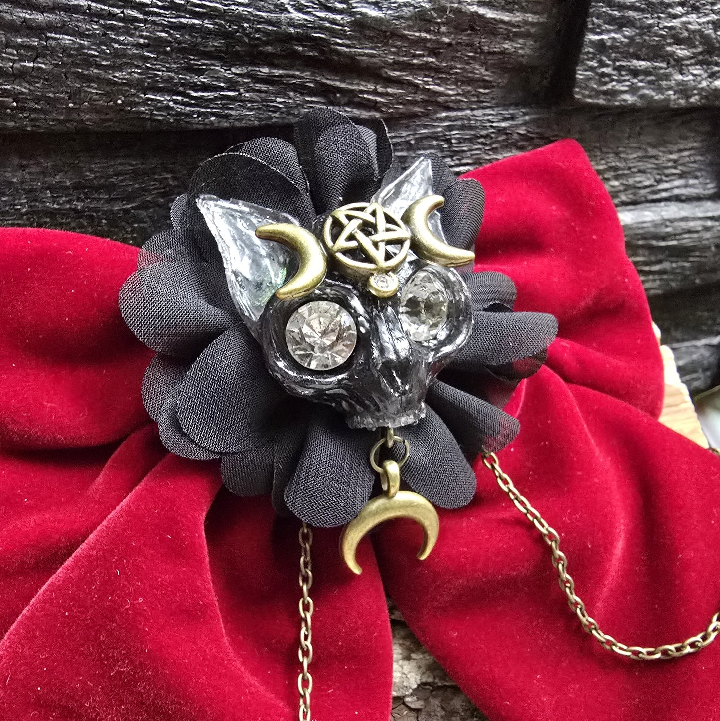 Das Bild zeigt eine aufregende Gothic Haarspange Fledermaus Triple Moon, dunkelroter Samt & Kettchen
Mystik und Eleganz: Haarspange Fledermaus Triple Moon 🌙🦇
Diese außergewöhnliche Haarspange vereint die Magie des Nachthimmels mit der geheimnisvollen Symbolik der Triple Moon und der Eleganz einer Fledermaus.