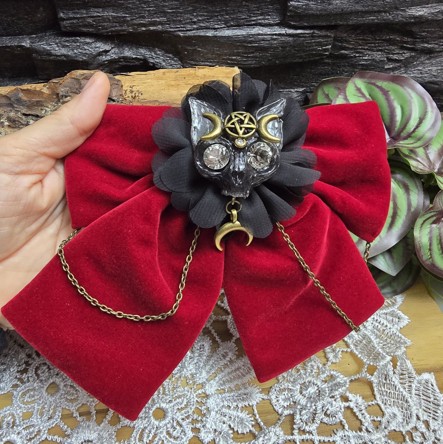 Das Bild zeigt eine aufregende Gothic Haarspange Fledermaus Triple Moon, dunkelroter Samt & Kettchen
Mystik und Eleganz: Haarspange Fledermaus Triple Moon 🌙🦇
Diese außergewöhnliche Haarspange vereint die Magie des Nachthimmels mit der geheimnisvollen Symbolik der Triple Moon und der Eleganz einer Fledermaus.