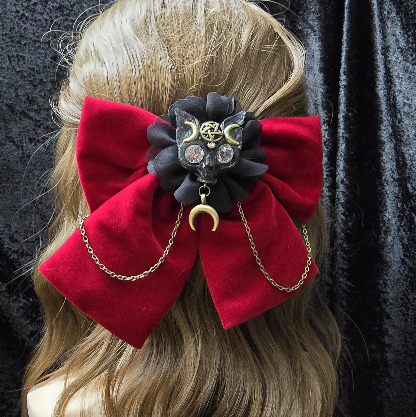 Das Bild zeigt eine aufregende Gothic Haarspange Fledermaus Triple Moon, dunkelroter Samt & Kettchen
Mystik und Eleganz: Haarspange Fledermaus Triple Moon 🌙🦇
Diese außergewöhnliche Haarspange vereint die Magie des Nachthimmels mit der geheimnisvollen Symbolik der Triple Moon und der Eleganz einer Fledermaus.