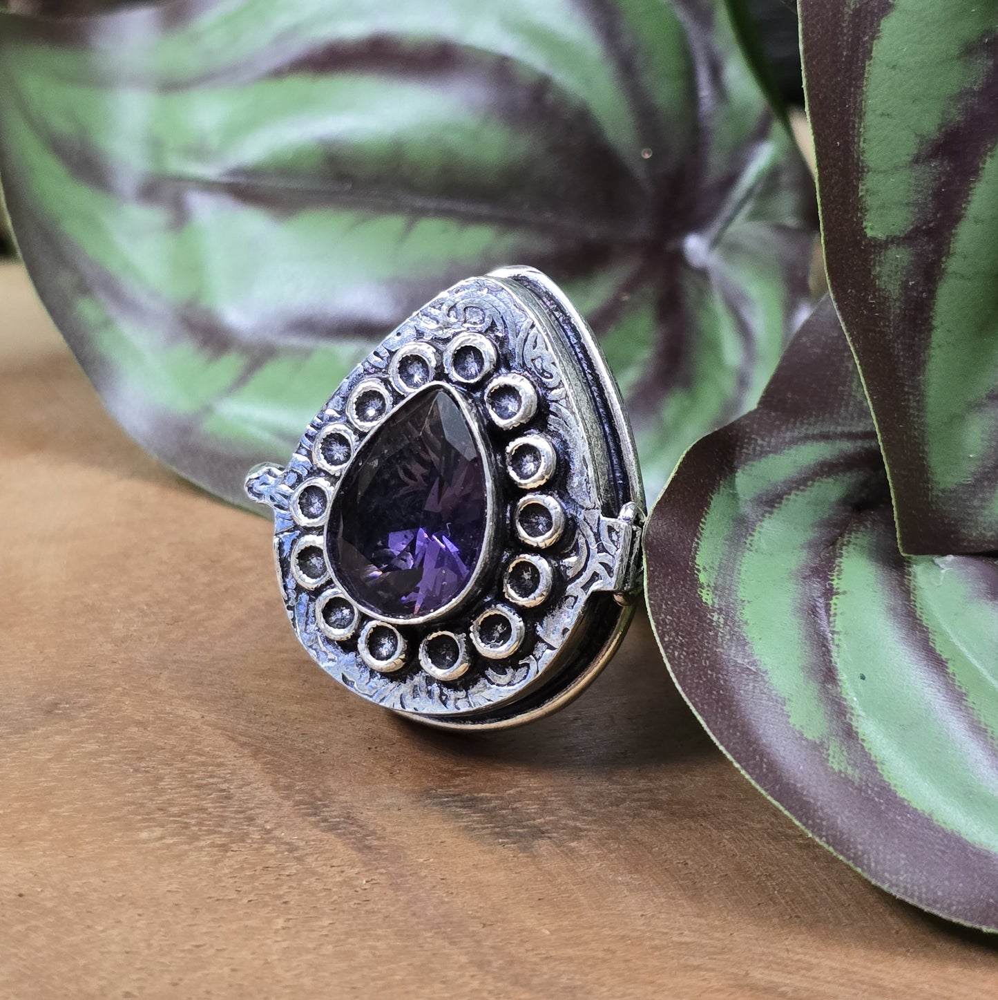 Giftring aus .925 Sterling Silber mit facettiertem Tropfen aus Amethyst