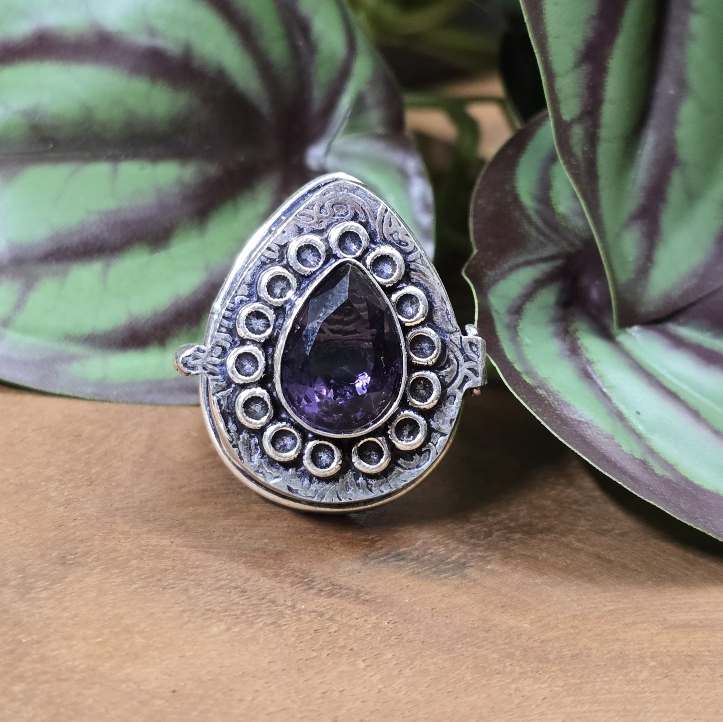 Giftring aus .925 Sterling Silber mit facettiertem Tropfen aus Amethyst
