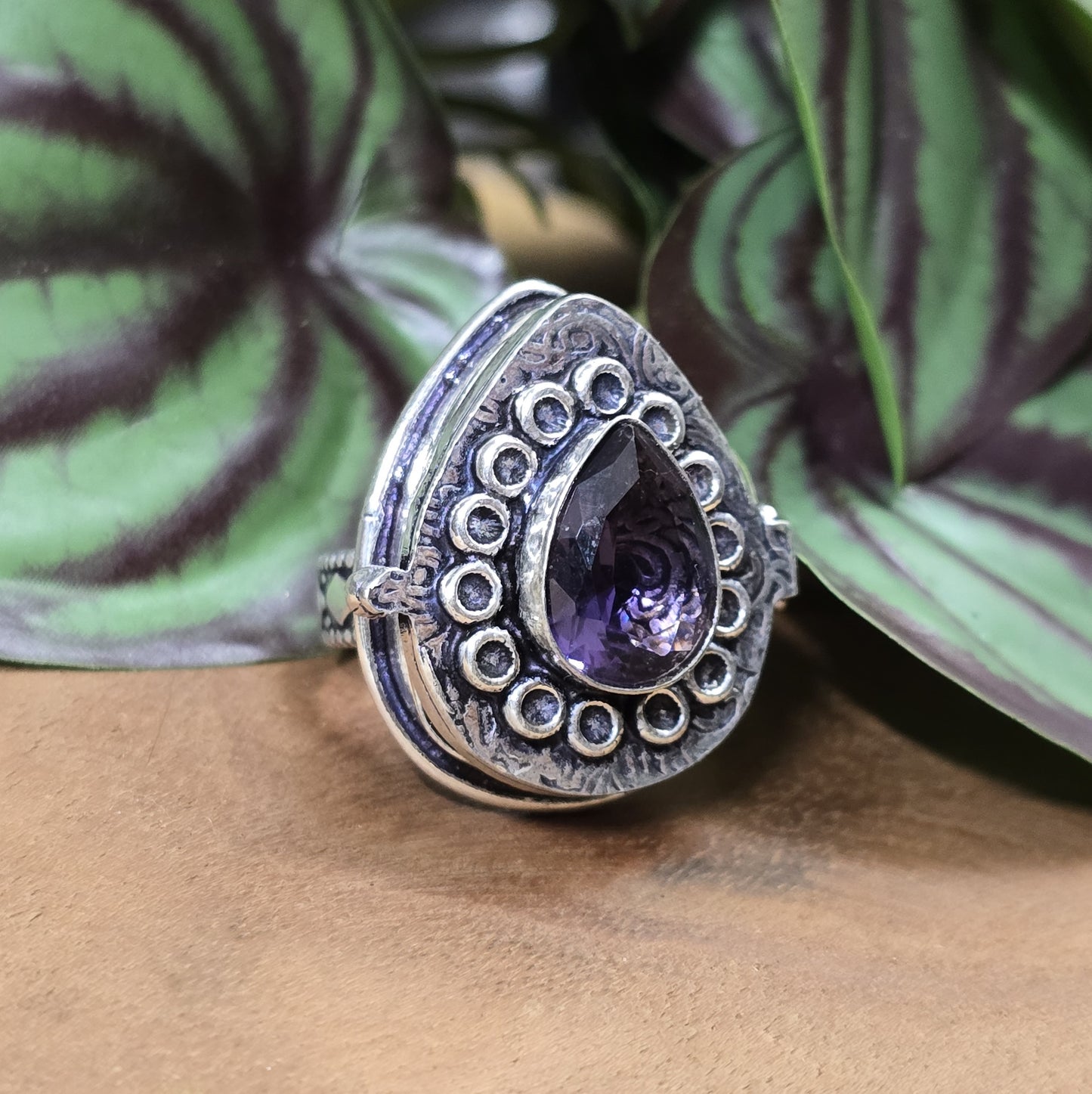 Giftring aus .925 Sterling Silber mit facettiertem Tropfen aus Amethyst