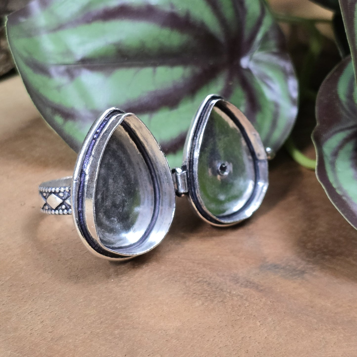 Giftring aus .925 Sterling Silber mit facettiertem Tropfen aus Amethyst