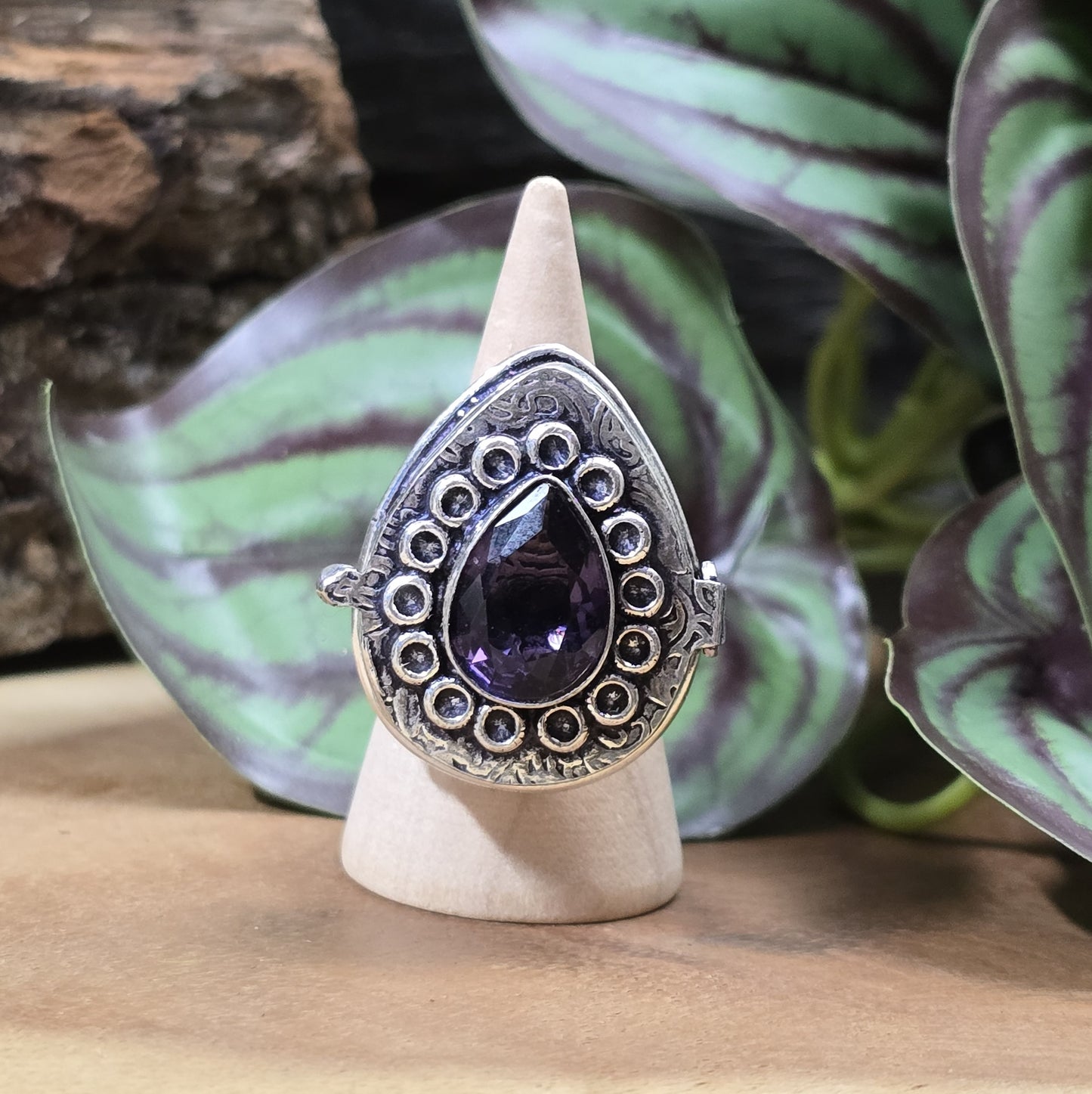 Giftring aus .925 Sterling Silber mit facettiertem Tropfen aus Amethyst