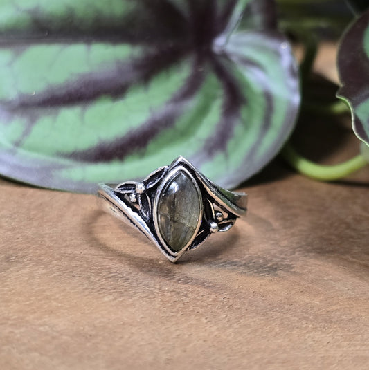 Ring aus .925 Sterling Silber mit navettenförmigem Labradorit