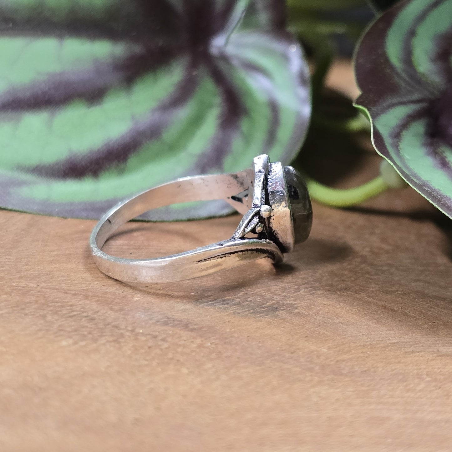 Ring aus .925 Sterling Silber mit navettenförmigem Labradorit