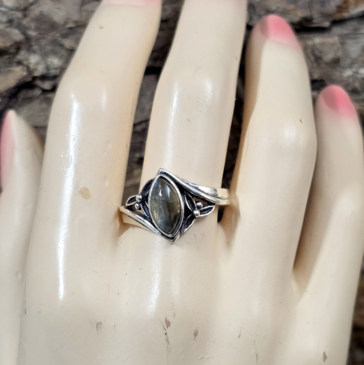 Ring aus .925 Sterling Silber mit navettenförmigem Labradorit